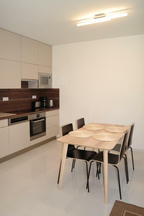Holiday Apartman With Free Parking Gyor Exterior photo