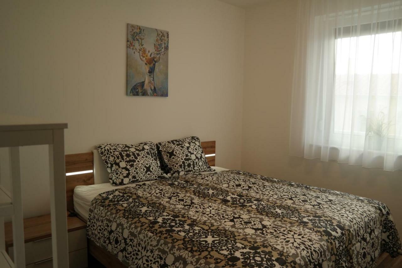 Holiday Apartman With Free Parking Gyor Exterior photo