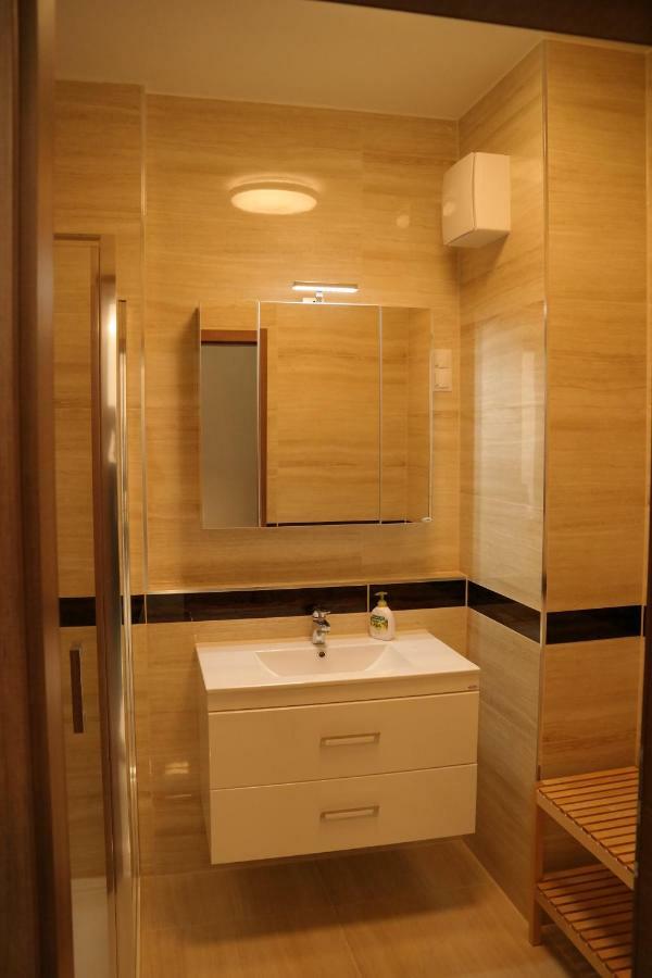 Holiday Apartman With Free Parking Gyor Exterior photo